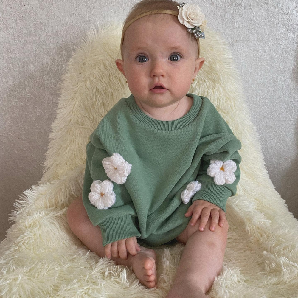 Stylish baby romper with 3D appliques – Cozy and fashionable baby clothing